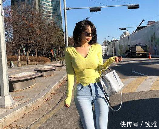 曼妙身材的紧身牛仔裤美女，紧致的身姿更有魅力，更显柔美气质！