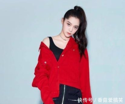 女明星穿大红色，杨幂迪丽热巴各有各的美，她一出来艳压群芳