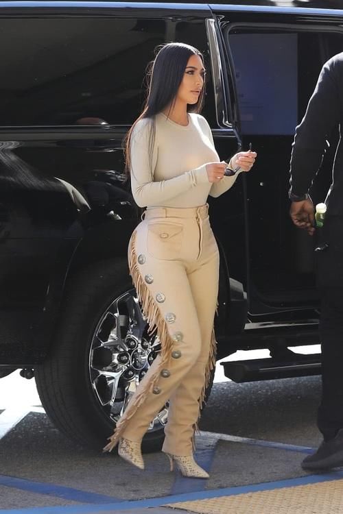 「 流苏的裤子」性感又迷人！，卡戴珊卡其色服饰搭配