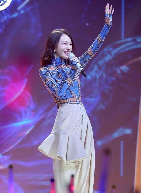 张韶涵这裙子看的人真心难受，全部往腰上塞！网友：怎么脱下来？