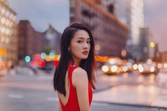 李沁:浅蓝色的衬衫湿漉漉的肩膀，不一样的视觉冲击