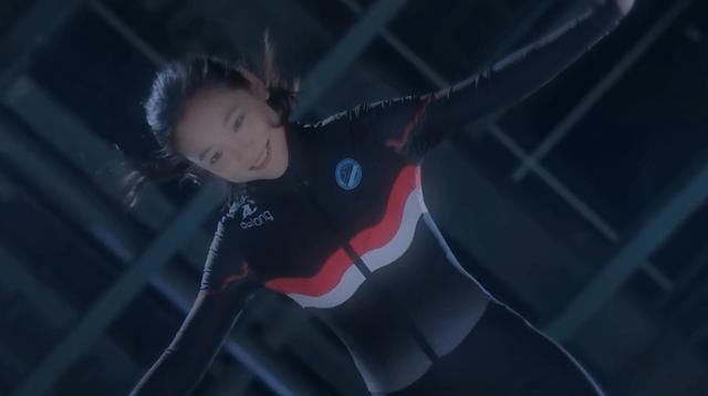  『初吻』《冰糖炖雪梨》吻戏有两场，黎语冰做春梦回味初吻，加了超强滤镜