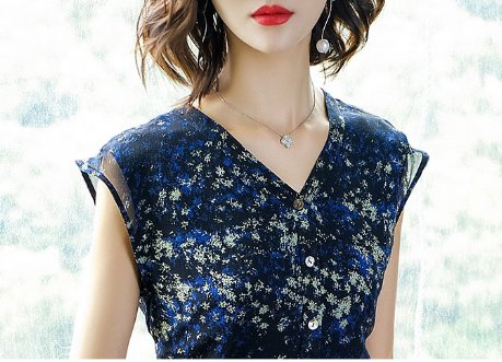 越来越多女人不穿小背心了，现时兴这“透透服”，凉爽更美嫩