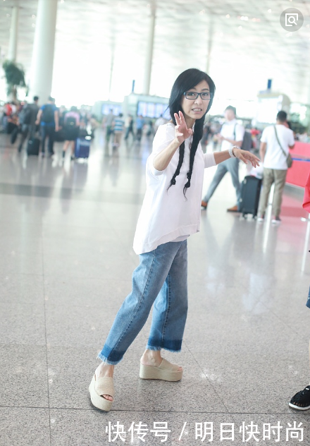 这个香港女星比赵雅芝都厉害啊，62岁的年龄看上去像高中生一样