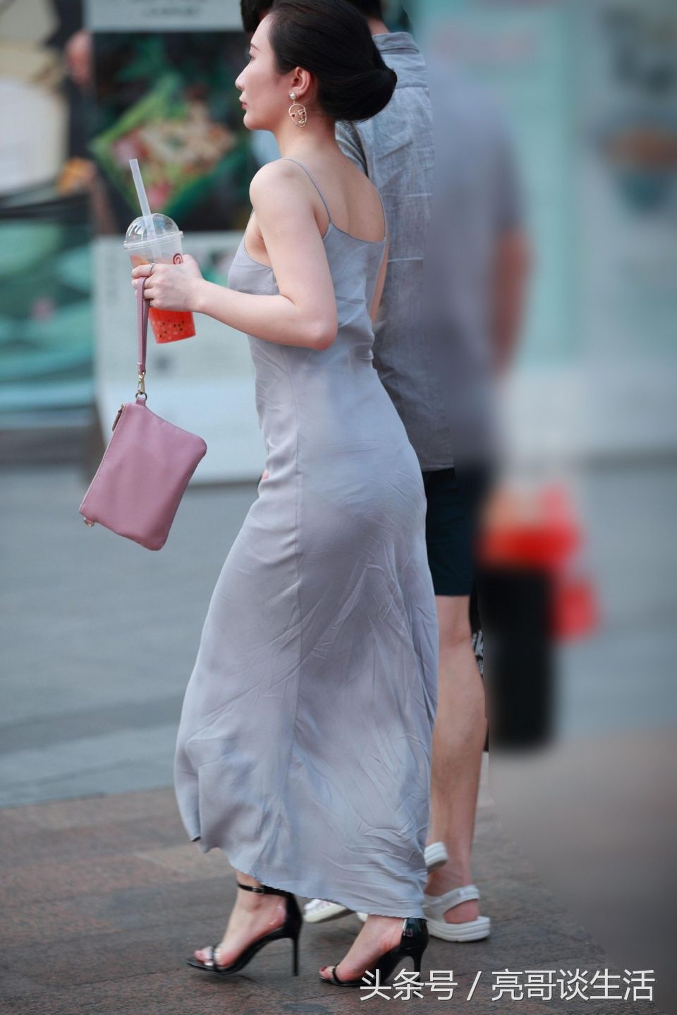 夏天一到，美女们个个靓丽，最后一张腿好白