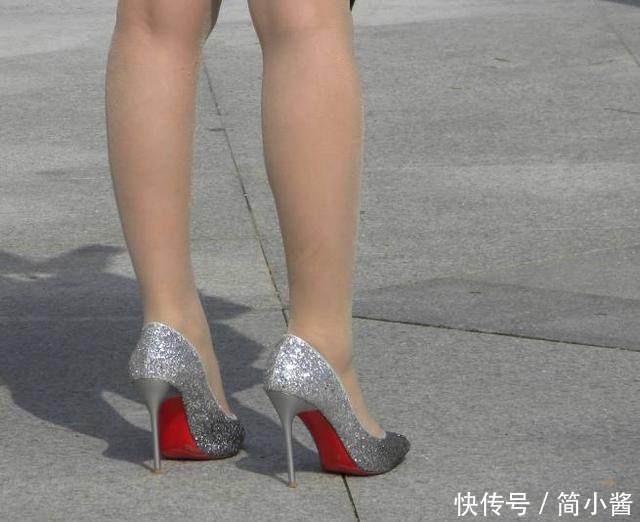 尖头细跟，强烈展现了少女般的活泼甜美，打造曼妙修长的腿部曲线