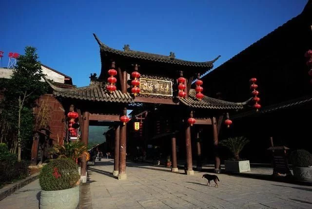 我国最''霸气''的古镇,一条街横跨三省,是很多影视剧的取景地【2020热门旅游景点】