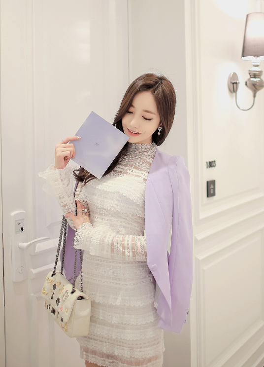 简约大气的紧身裙，小姐姐轻松穿搭出窈窕的身材，太美了！