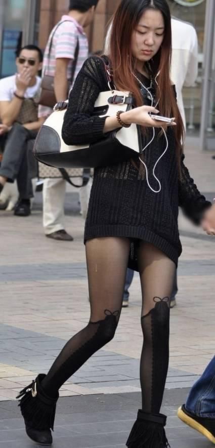 街拍:美女你这打扮，男友心真大!