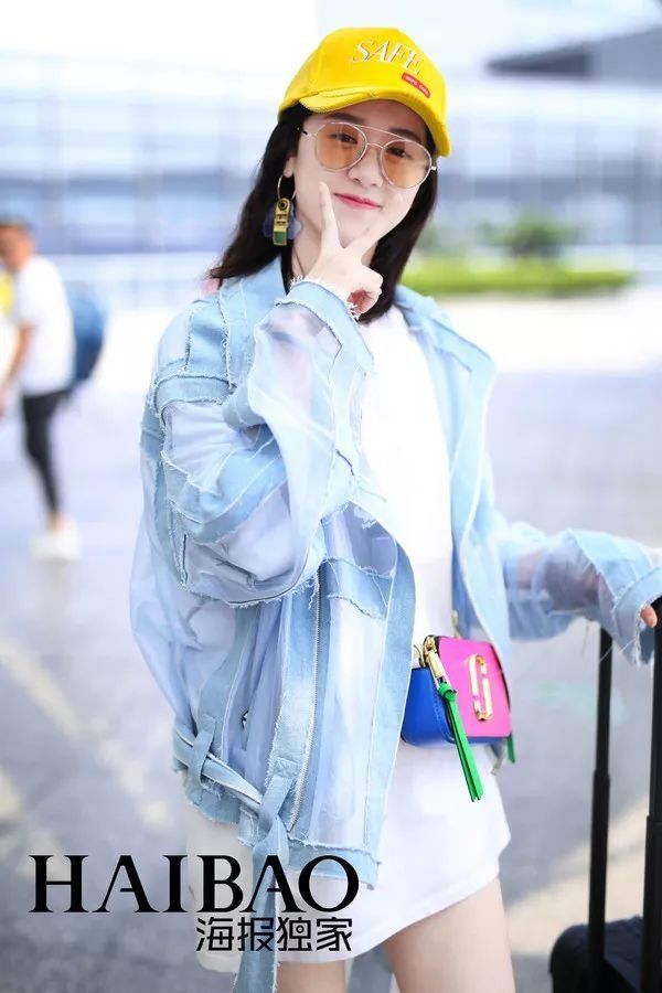 李小璐高调复出靠母女装扮嫩?刘雯一裤两穿太会搭…【海报街拍】