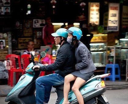 越南导游喜欢侧身坐摩托车，为啥不正着坐？游客：看出经验足不足
