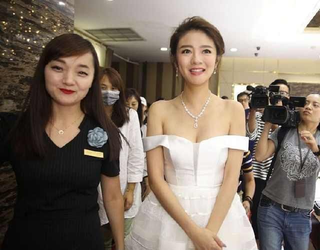 38岁安以轩身穿抹胸长裙,俯身弯腰上围傲人,网友:大饱眼福