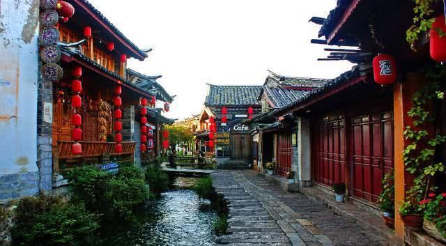 云南深山一神奇的巨石，仿佛漂浮在山涧之中，堪称自然的雕刻艺术