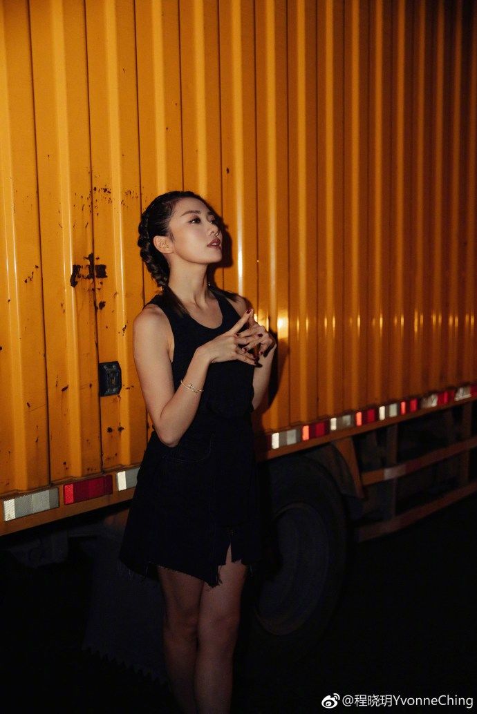 程晓玥晒全新写真美照，好身材逆天长美腿超级吸睛