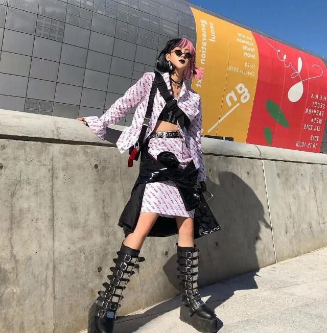  「超前感」想当潮人还穿什么软妹风？这种科幻+未来的风格让你比别人时髦...
