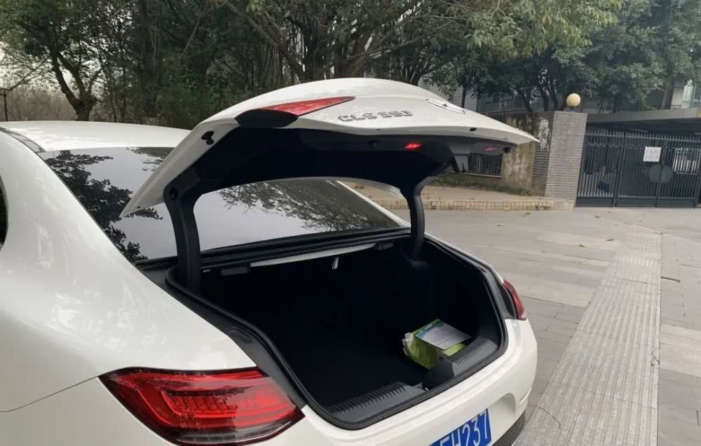  『动力』评测奔驰CLS3504MATIC80万买台四缸的四门轿跑车到底“疯不疯”