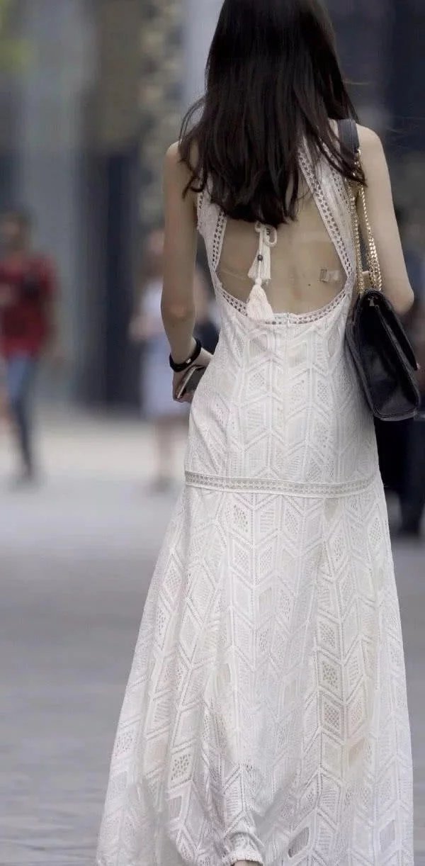 街拍：甜美小姐姐镂空开叉裙秀身材，纤细小蛮腰女神范儿十足