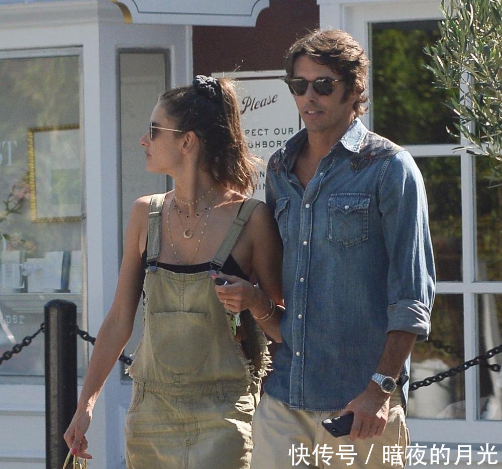 超模亚历山大安布罗休穿牛仔吊带裙秀美腿 和新男友热恋街头拥吻