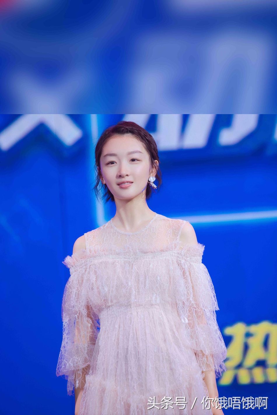 身高一米六的周冬雨 穿上高跟鞋腿长被拉到一米八 实在太不合理了