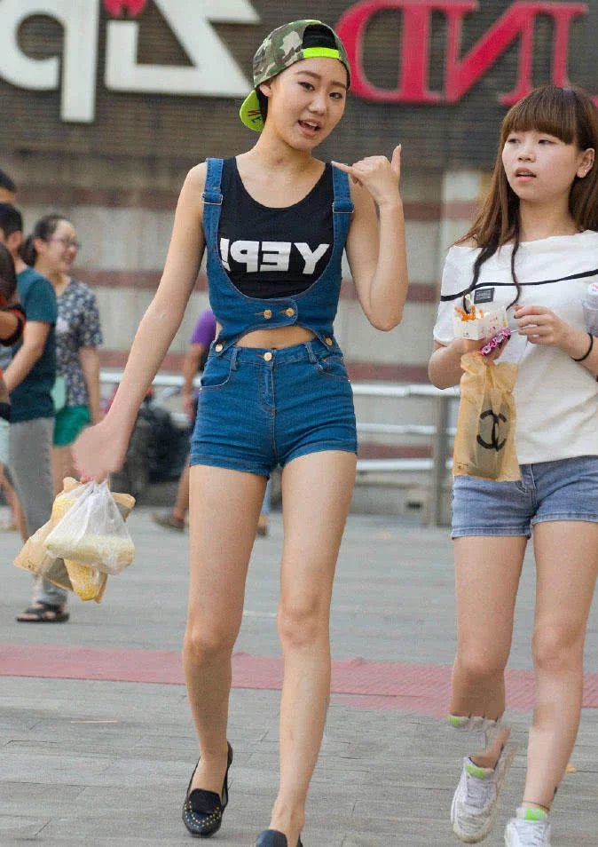 16岁小萌妹穿牛仔超短裤，娇嫩的身材带着妩媚和性感，拥有和年龄