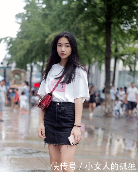 路人街拍小姐姐长T恤秀出性感美腿,精美的面孔有点像明星