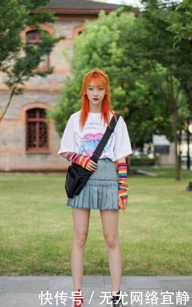  [美女]柔美的裙子搭配显年轻活力，既休闲又不失潮流的气质感