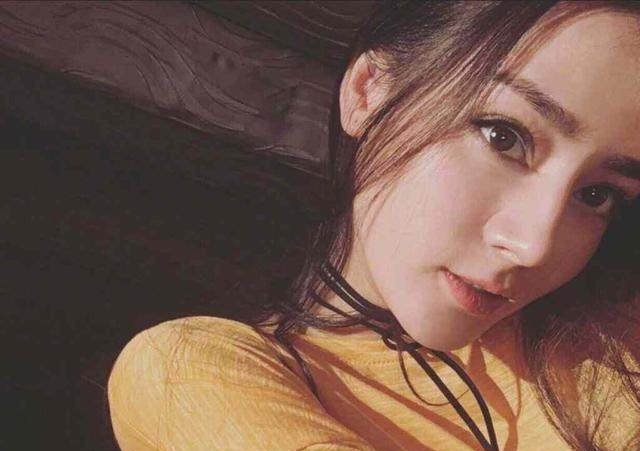 迪丽热巴街拍气场全开，长靴上身比起“老板”杨幂更有女神范！