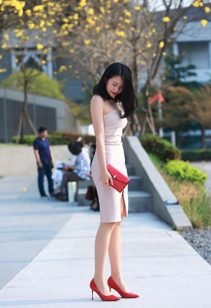 皮皮虾街拍 美女白色抹胸包臀裙,整体风格既淡雅又干净!喜欢吗