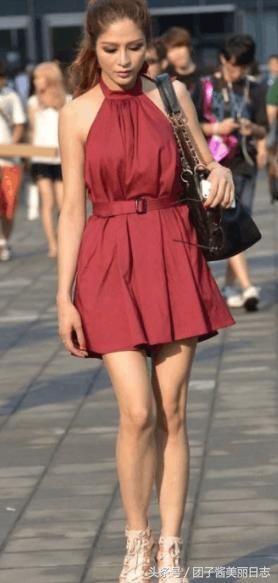 紧身牛仔裤美女，高挑又有气质，绝对撩人至极，风韵十足！