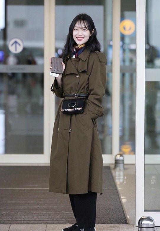 韩国女星崔雪莉真会玩，竟把单肩包做腰带来用，意外时尚到爆