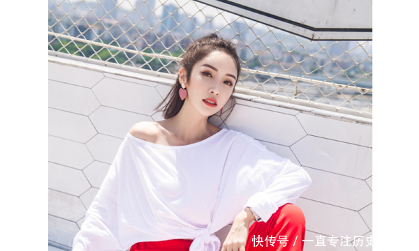 瘦显■今年流行这么穿:一字肩T恤+喇叭牛仔裤,显高显瘦显身材!