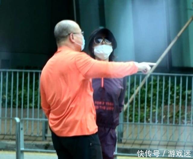  [富商]从富商“收割机”到独立富婆，关之琳带俩保姆遛狗，光头男伴左右