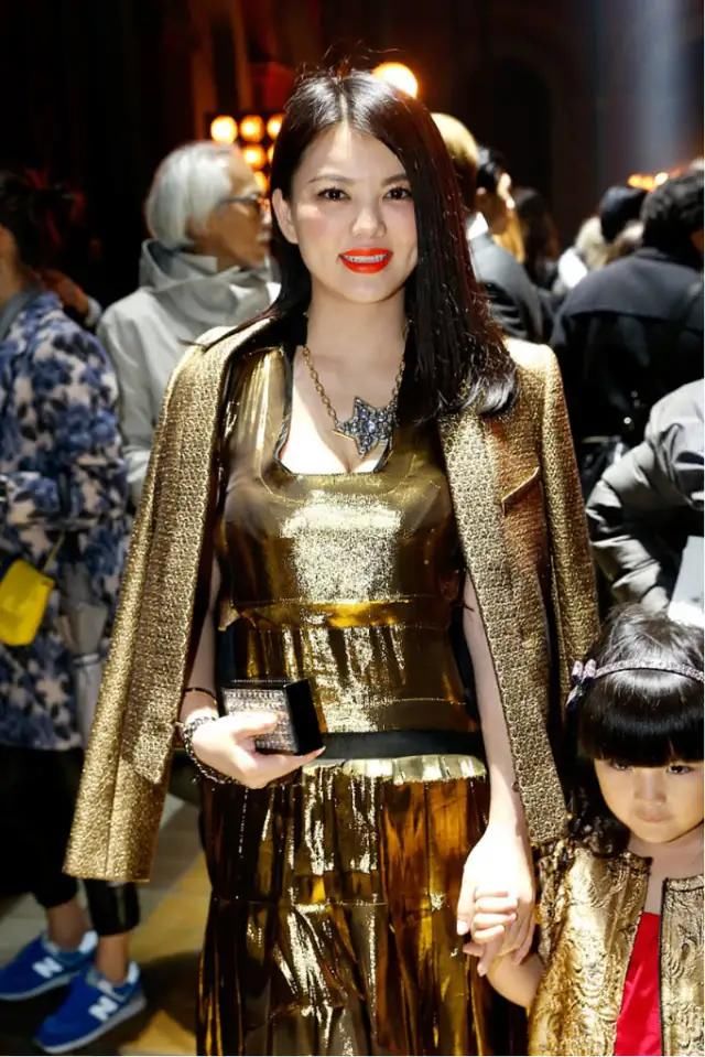 「 金色」穿金色亮片连衣裙凹凸有致，略显微胖但很有贵妇范，李湘身材有料
