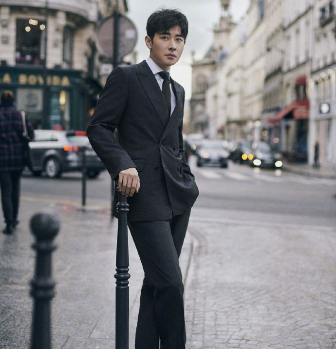 罗晋:难怪唐嫣选择了他,在机场都敢这么穿,网友:还是西服帅