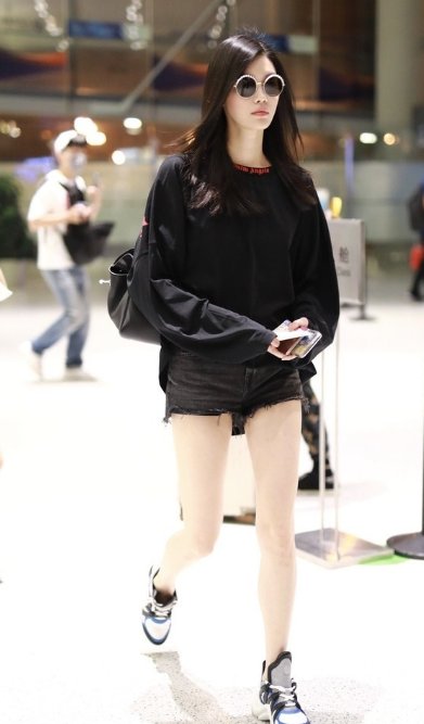 奚梦瑶可不止身材高挑,还有一双筷子美腿