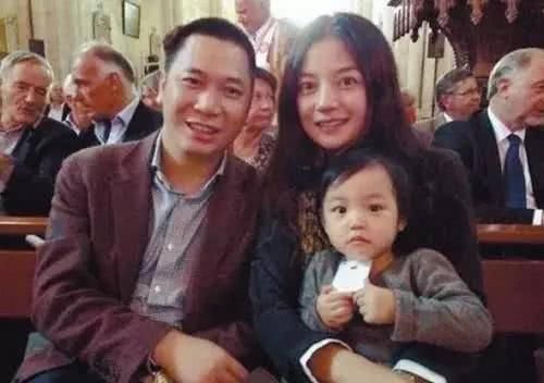  赵薇：赵薇大儿子正面照首曝光！穿衣时髦单眼皮，还相当疼爱妹妹小四月