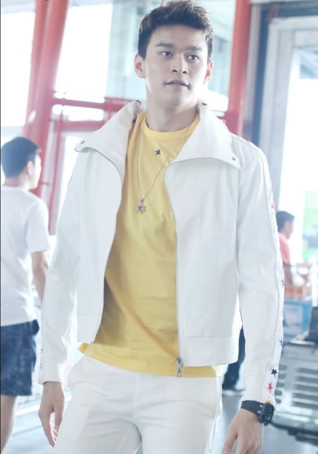 孙杨身材绝了！简单的基本款竟穿出时髦感，网友：不愧是世界冠军