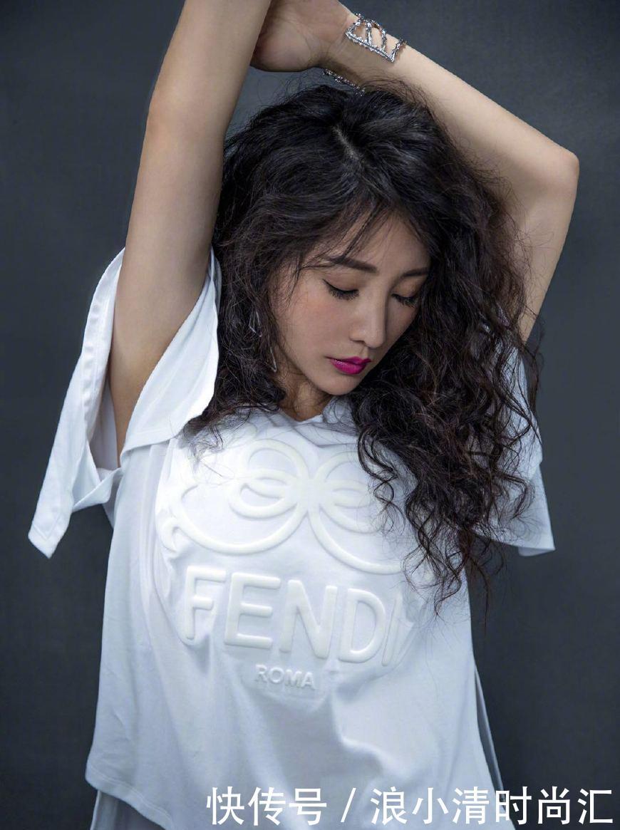 柳岩发自拍称“独自过七夕”,爆炸头配烈焰红唇,够性感!