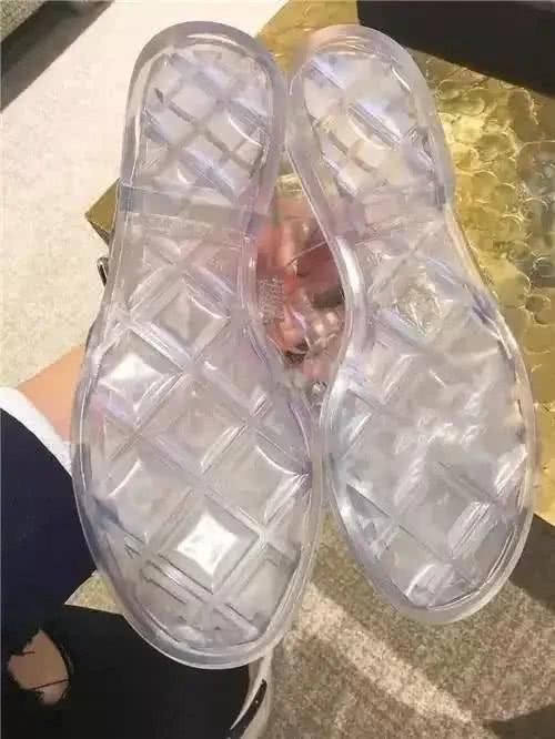  香奈儿■土到极致就是潮？香奈儿一双塑胶凉鞋卖4000，网友：我小时候天天穿