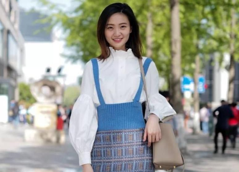  『人人』人人都穿过的strap dress，原来要这样搭配，减龄不像穿围裙