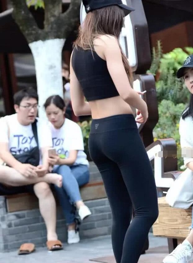 苗条纤瘦的打底裤小姐姐，有着街头风情，使人不忍离去
