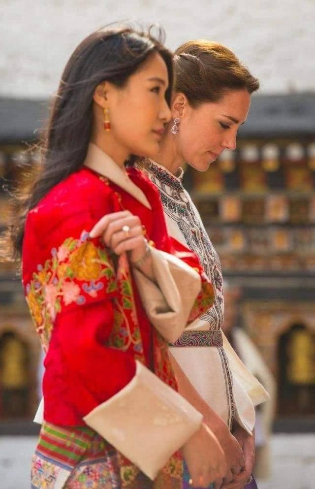  传统服装■凯特入乡随俗，穿不丹传统服饰优雅大气，一旁的不丹王后反显拘谨