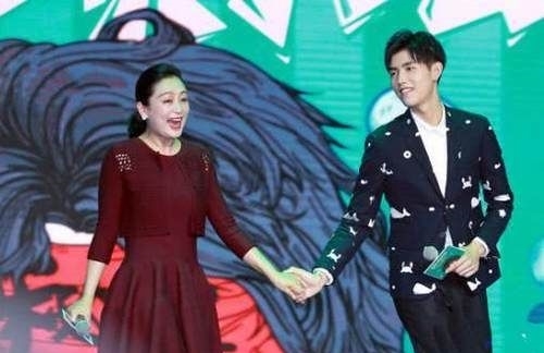 『 儿子』无论穿啥都略显疲态,只跟儿子一块时显少女,51岁陈红身材发福