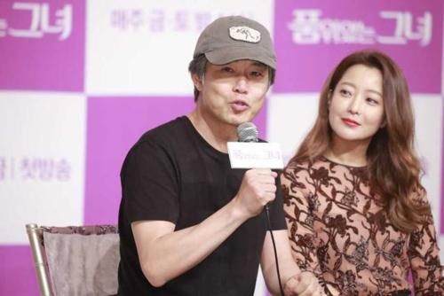  『裸色』号称“第一美女”的她，裸色印花连衣裙配长卷发，果然美得不一般