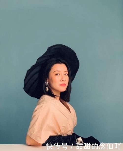  『显得整体』“德华”终于打扮！一袭黑色国风裙华丽大气，虽显胖但气质真好