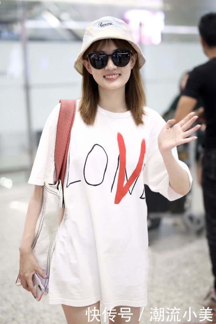 徐璐这件吊带领口有点低，没点肉只见一根根胸骨，瘦得堪比郑爽！