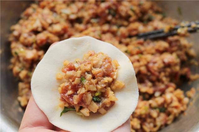  『倒入切碎』4位总厨的15款秘制馅料，别管饺子包子馄饨，个个鲜嫩多汁又好吃