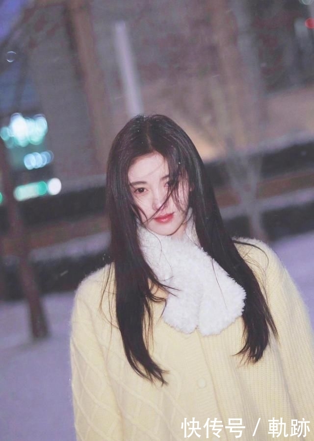 『凌乱』鞠婧炜穿鹅黄毛衣配围巾,头发凌乱鼻子通红,这才是“四千年美女”