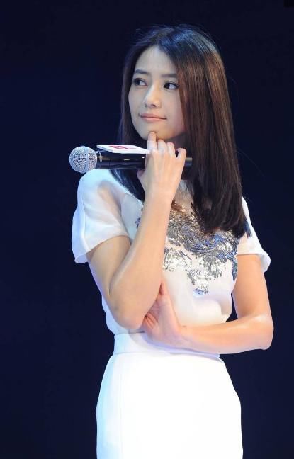 高圆圆一袭白裙现身,强迫症都受不了,网友:真想把那块布扯下来