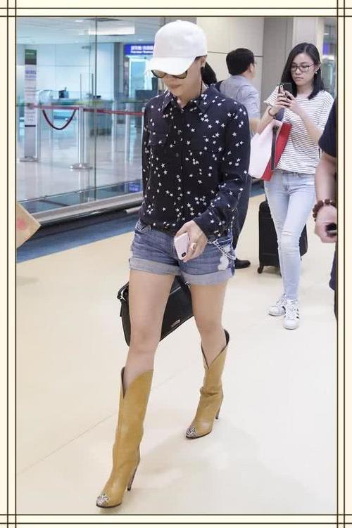 50岁那英真会玩！用热裤搭配冬季皮靴，网友：反季节才能穿出时髦